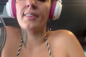 Fui Toda Suada E Toda Molhada Na Academia De Frente Da Pra De Copacabana Nossa Minha Buceta Molhada E Chela De Sal