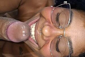 fiquei desfilando de calcinha na frente do meu padrasto at� ele me comer gostoso