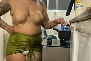 fazendo live na cozinha mostrando minha buceta gorda de mini saia