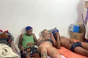Com A Branquinha Gostosa Tatuada Hmh Com Dupla Penetração Completinho No Red!