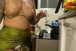 fazendo live na cozinha mostrando minha buceta gorda de mini saia