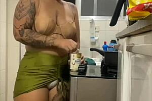 fazendo live na cozinha mostrando minha buceta gorda de mini saia