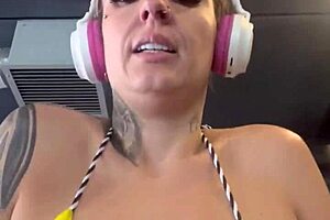 Fui Toda Suada E Toda Molhada Na Academia De Frente Da Pra De Copacabana Nossa Minha Buceta Molhada E Chela De Sal