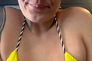 Fui Toda Suada E Toda Molhada Na Academia De Frente Da Pra De Copacabana Nossa Minha Buceta Molhada E Chela De Sal