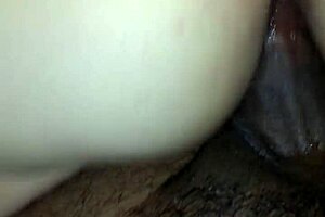 דליסיה עם התחת הגדול מציגה את העקומות שלה