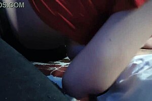 La vecina me hace tremenda paja y le me bengo en sus lindas tetas es toda una zorra