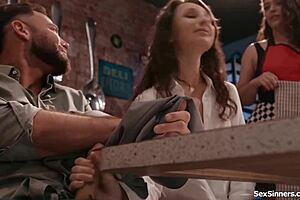 Boomer gets public handjob from genz babe