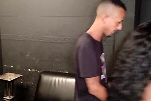 Dou minha buceta para outro pela primeira vez na frente do corno in�til