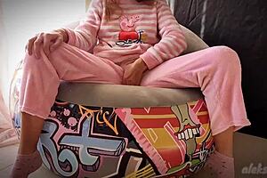 Adolescenta slabă se masturbează intens la pizdă până ejaculează puternic