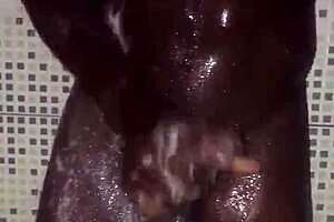 لحظة حميمة سريعة قبل دش منعش