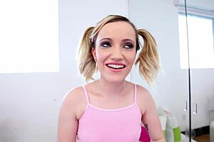 Lepa blondinka daje pičko brez rok v POV in pogoltne ogromno spermo