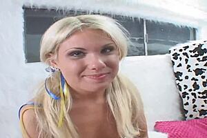 beauty enjoys pussy pounding 😉