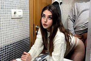 Mi Casero Viene A Cobrar El Alquiler Mientras Mi Novio Esta En La Cocina Mi Casero Me Folla Rapido En El Ba�o