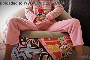 Adolescenta slabă se masturbează intens la pizdă până ejaculează puternic