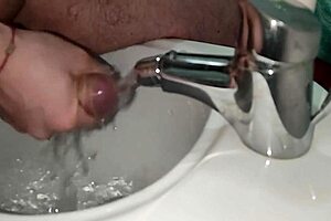 mi rado il cazzo ma poi mi eccito e sborro