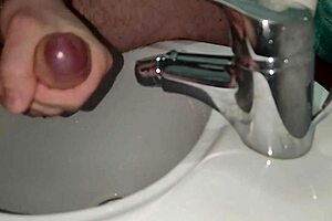 mi rado il cazzo ma poi mi eccito e sborro