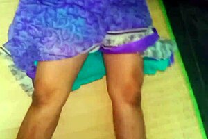 Desi Sary 阿姨大奶子被男人按压