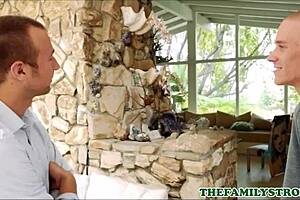 귀여운 페티트 18+ 틴 18+ 스텝 시스터 릴리 조던 스텝 브라더랑 남친이랑 속아서 쓰리섬