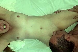 dei uma chupada intensa na xoxota da branquinha que fez ela gozar na minha boca