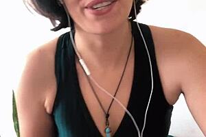 Learning German with a Curvy Brunette