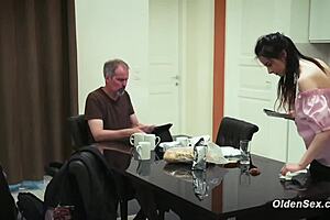 18岁妹子勾引继爸厨房干手指口交