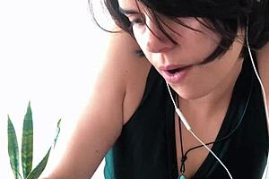 Learning German with a Curvy Brunette