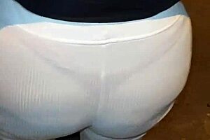 Encuentro A Una Madura Puta Con Un Culo Enorme En La Calle Usando Hilo Rojo Transluciendo Le Hago Propuestas Para Follar Y Acepta