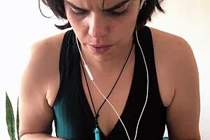 Learning German with a Curvy Brunette