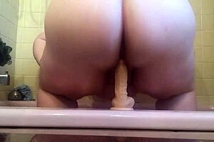 Fat Bbw Fucks Dildo On The Bathtub!