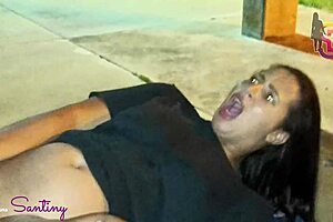 Essa gostosa safada faz sexo na rua e quase n�o aguentou a rola enorme