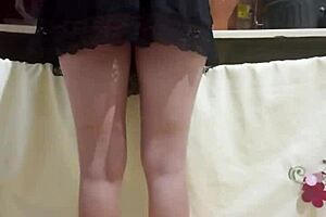 Employee has hot ass at work.