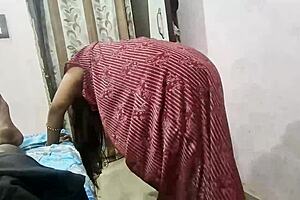 गांड दिखा के सफाई कर रही नौकरानी पिंकी को धकापेल चोदा