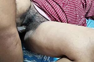 गांड दिखा के सफाई कर रही नौकरानी पिंकी को धकापेल चोदा