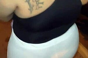 Encuentro A Una Madura Puta Con Un Culo Enorme En La Calle Usando Hilo Rojo Transluciendo Le Hago Propuestas Para Follar Y Acepta