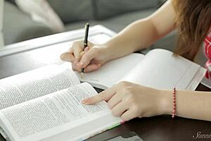 Mala tinejdžerka 18+ Angelica dobra je studentkinja, rekli su profesori