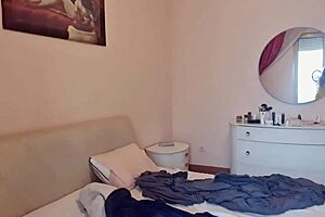 Gostosa Safada Arranges Room Without Panties