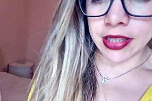 Gostosa Safada Arranges Room Without Panties