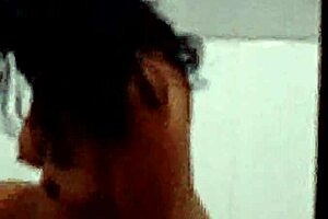 Prostituta culona tomando ducha después de la cogida que le puse