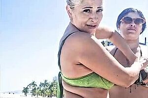 Eu E Minha Amiga Safada Nos Pegamos Na Praia Pra Todo Mundo Ver