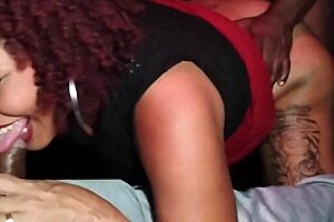 slut se divertindo no glory hole