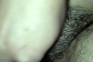 para quem gosta de uma bucetinha peluda e molhadinha