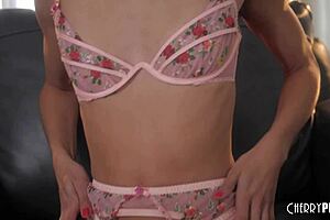 ebony babe alexis tae masturbates