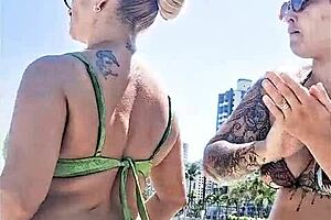 Eu E Minha Amiga Safada Nos Pegamos Na Praia Pra Todo Mundo Ver