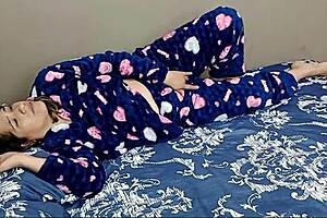 Latina calient cansada de masturbarse aprovecha la llegada de un amigo y le da una mamada muy buena para que la folle - porno en español 😈