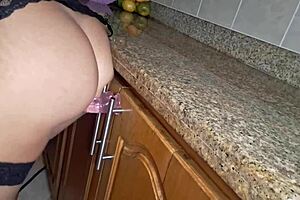 La mucama se pone caliente mientras limpia la cocina y termina masturbándose, she says.