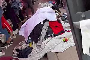 look at her in those jeans at the tianguis!