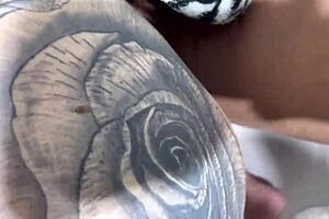 나와 친구가 서로 핥다가 거의 싸고, 남자가 와서 내 보지와 그녀 엉덩이에 담요 아래 박아 싸!