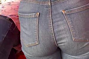 look at her in those jeans at the tianguis!