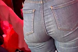 look at her in those jeans at the tianguis!