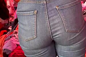 look at her in those jeans at the tianguis!